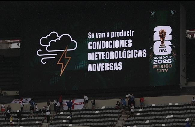 Trận Anh đấu Mexico hoãn giờ bóng lăn vì giông sét